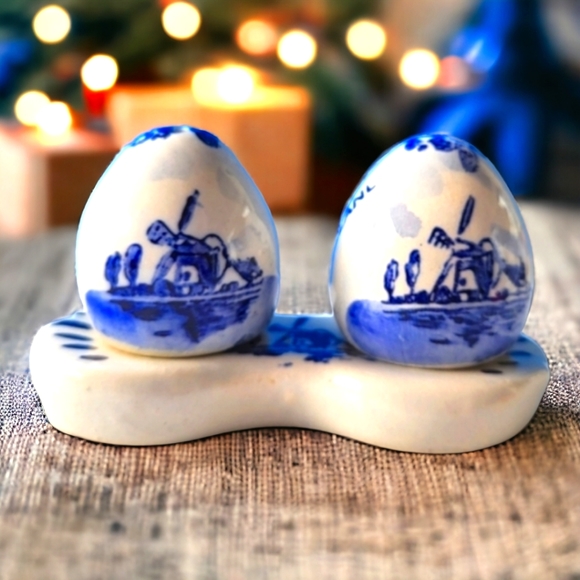 60th Vintage  Delft Blue Holland egg-shaped salt and pepper shackers with tray - Picture 1 of 7